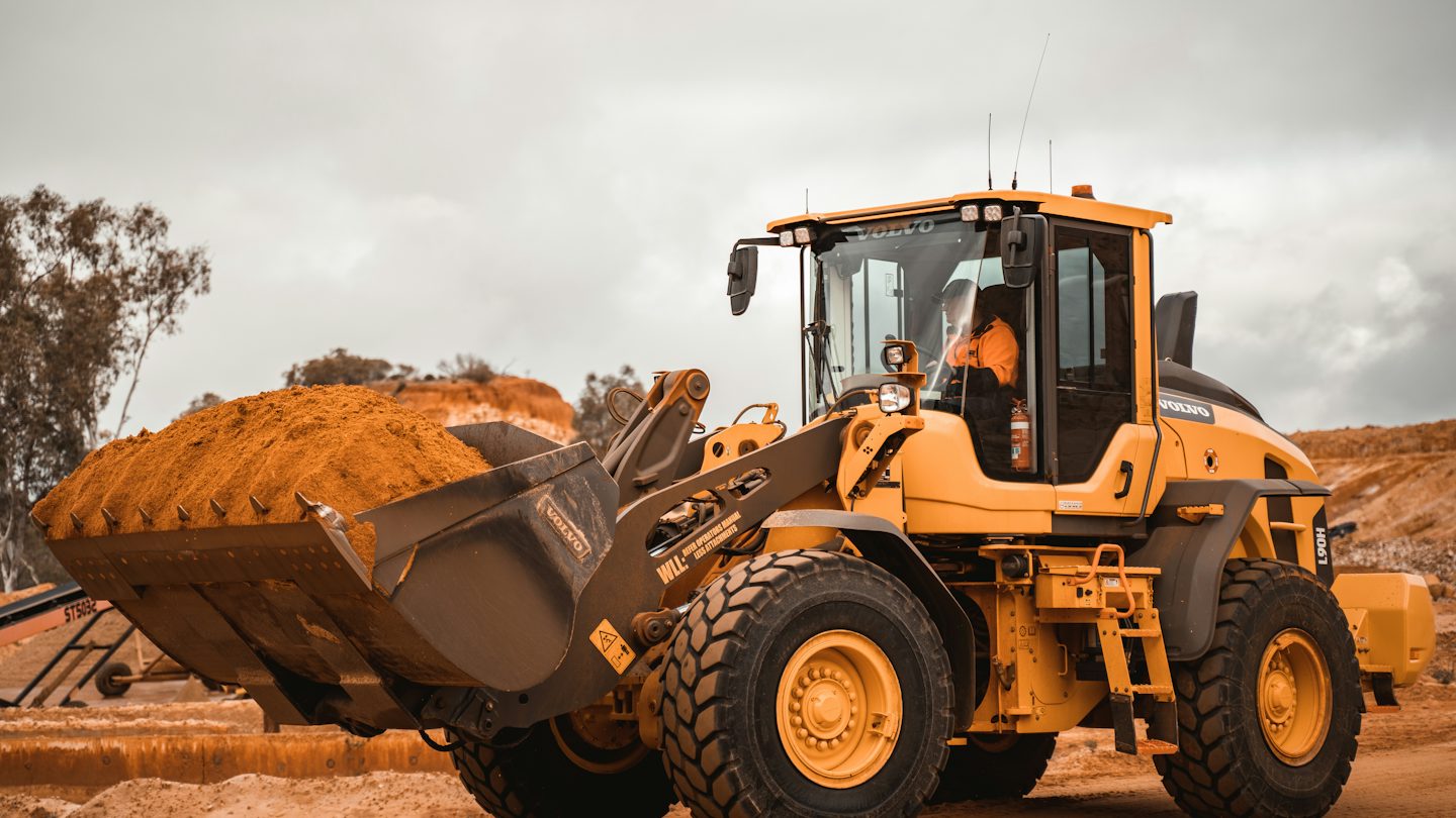 Chargeuse sur pneus en action sur un chantier