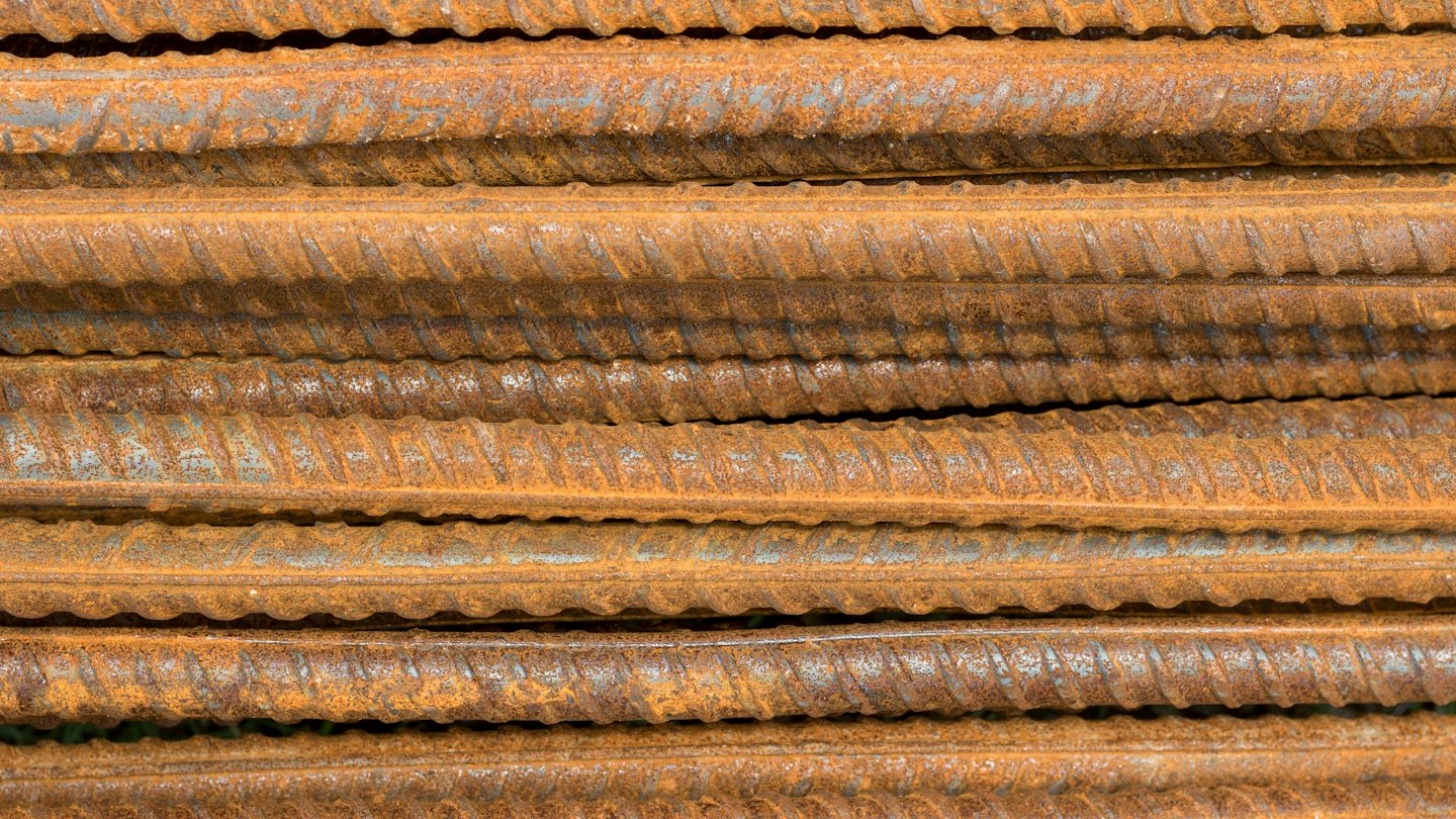 Barres de fer à béton empilées