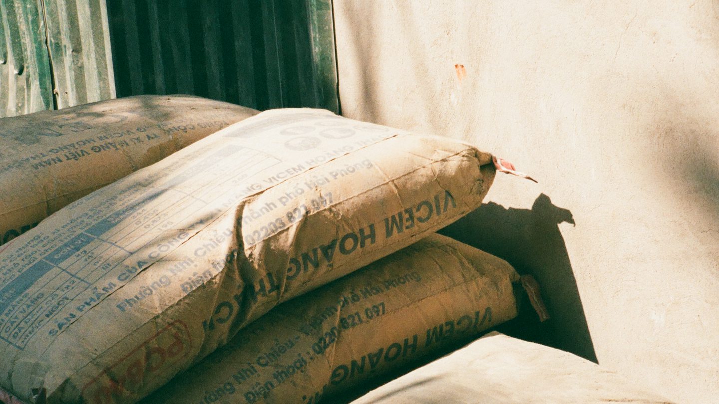 Piles de sacs de ciment sur un chantier