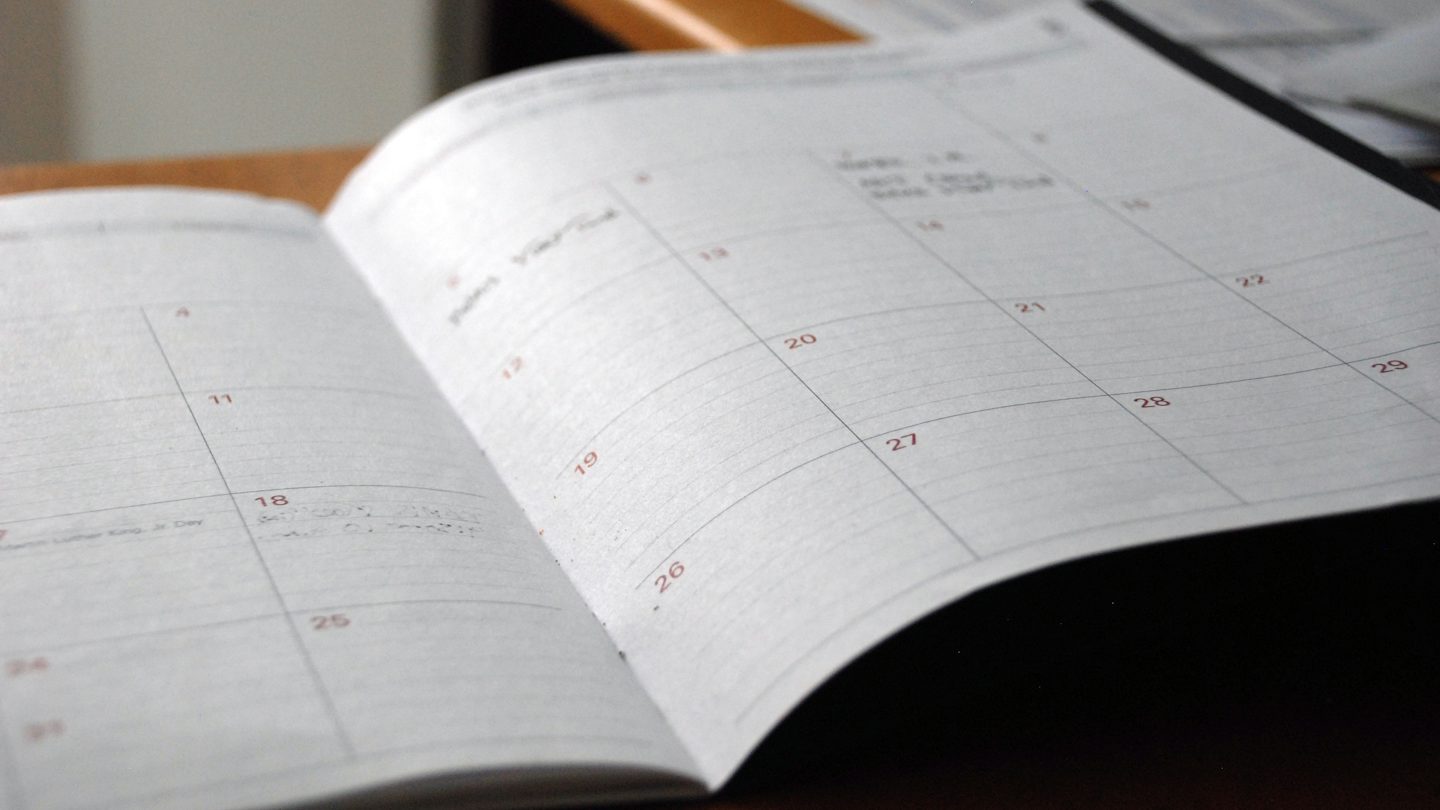 Agenda ouvert sur un bureau