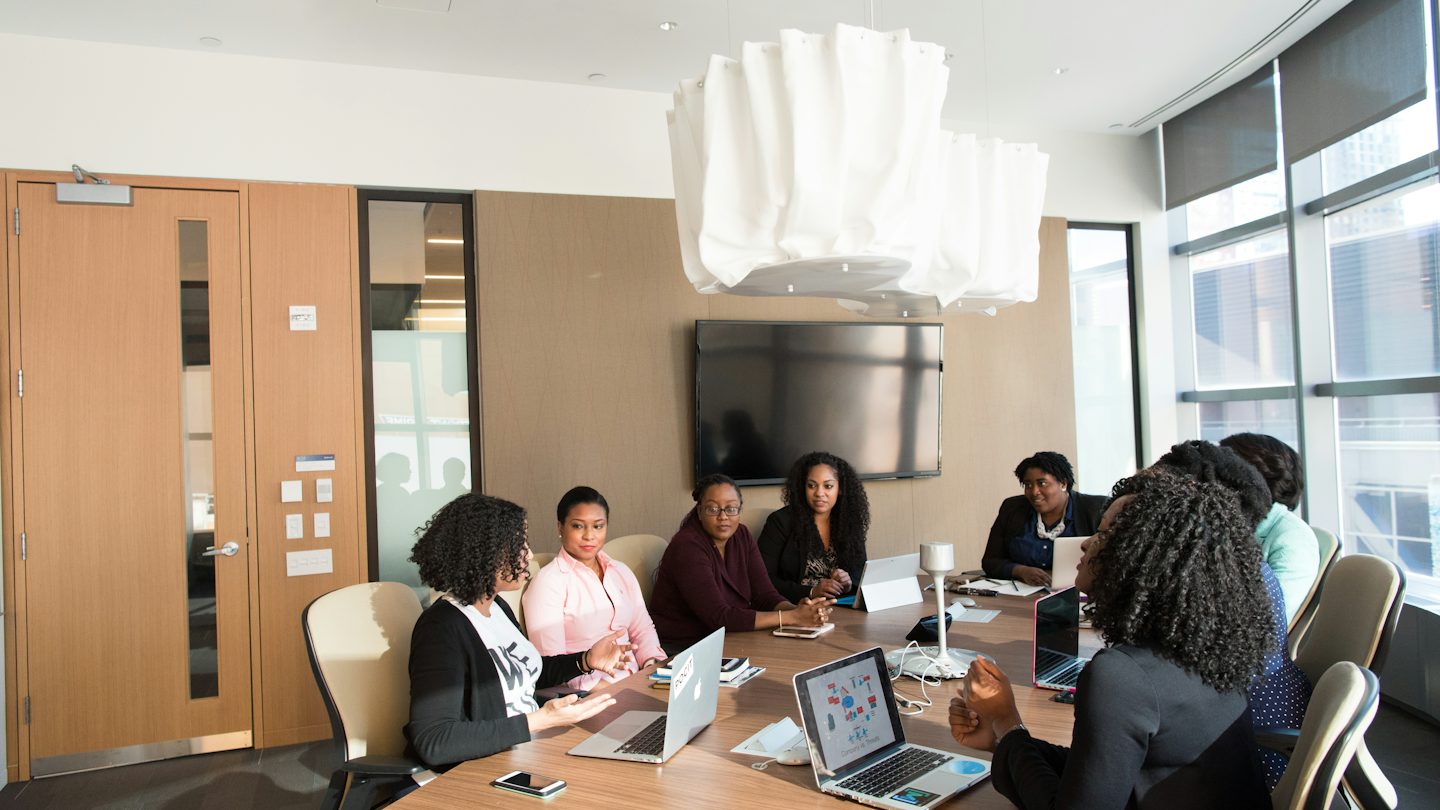 Réunion de travail autour d'une table