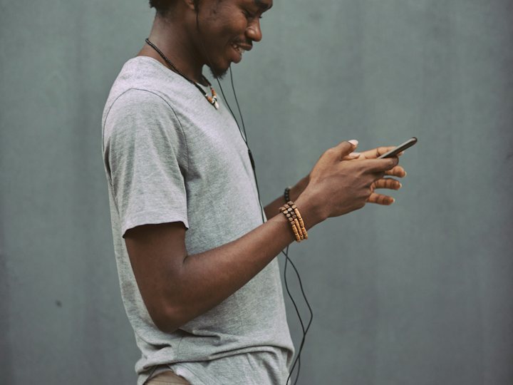 Client envoyant sa demande depuis son téléphone