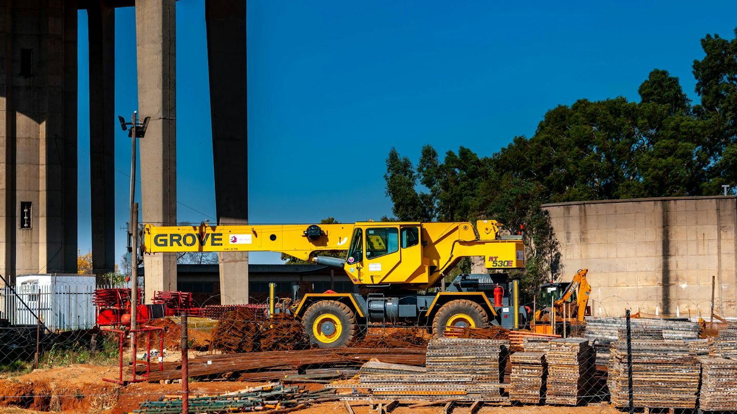 Grue mobile et matériaux sur un chantier de construction