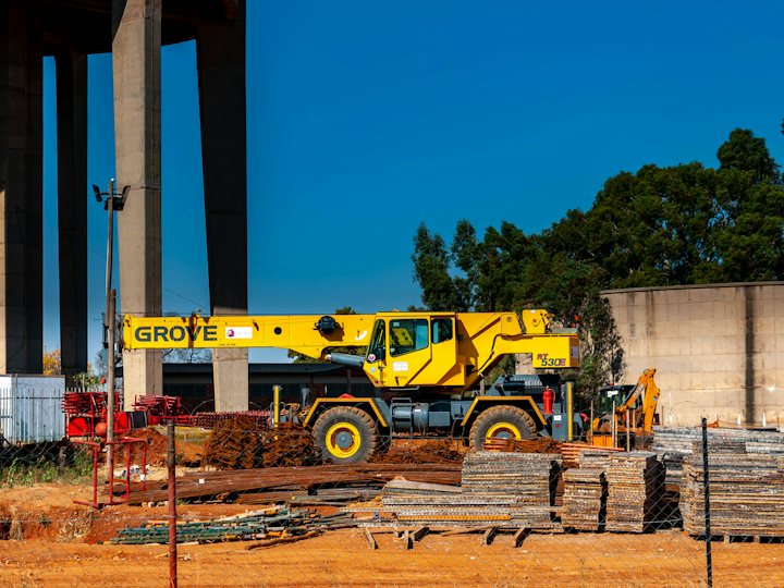 Grue mobile et matériaux sur un chantier de construction