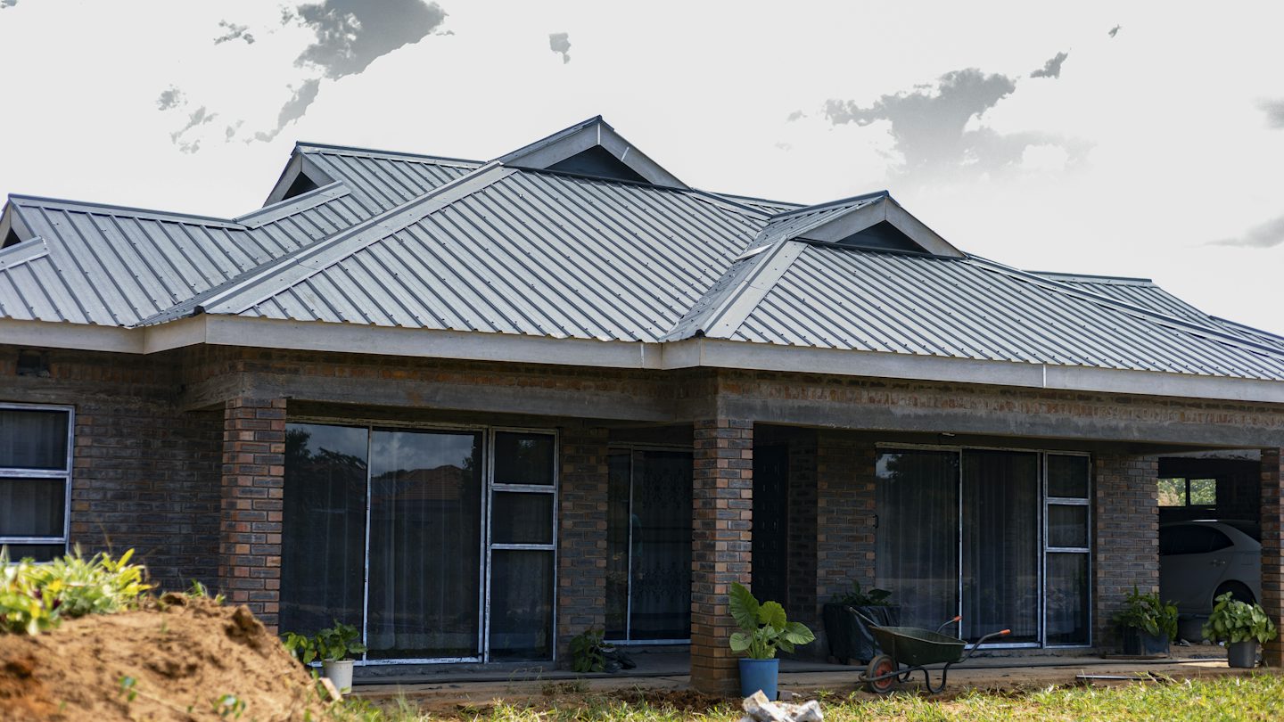 Maison neuve en briques avec toiture métallique