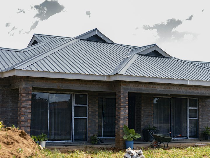 Maison neuve en briques avec toiture métallique