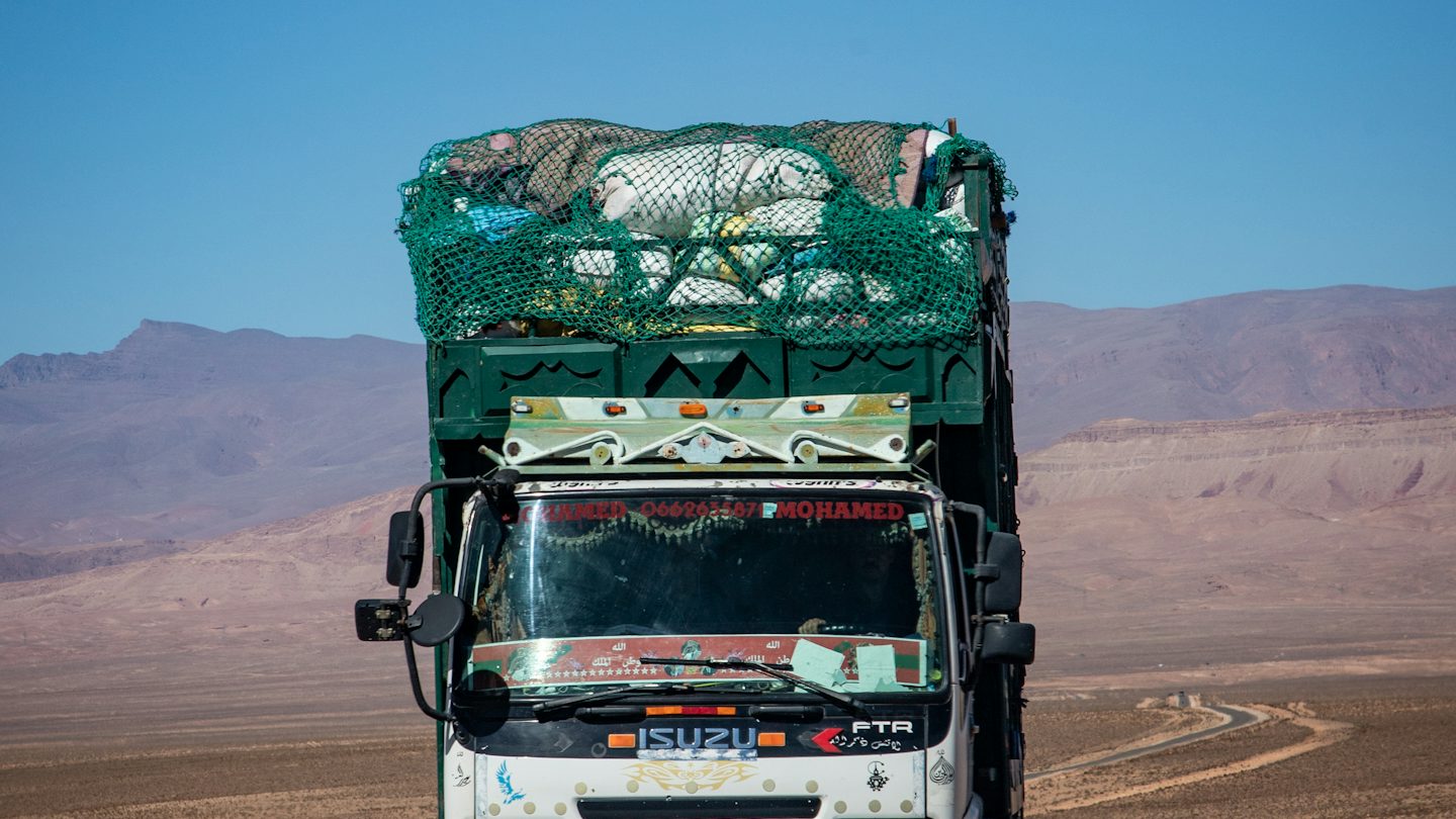 Camion chargé roulant sur une route