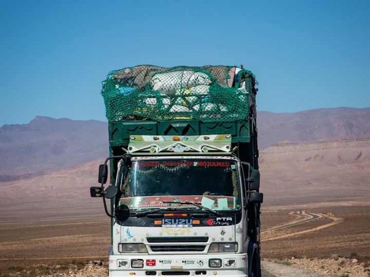 Camion chargé roulant sur une route