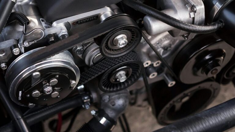 Gros plan sur les pièces d'un moteur